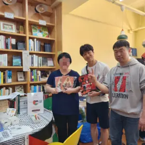 울산 동네책방 아나바다 장터에서 팔레스타인 연대 굿즈들을 판매했습니다